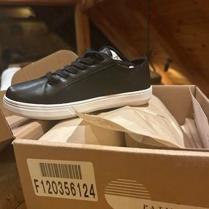 Portland, leather goods. LOW TOP STREET SNEAKER in Black